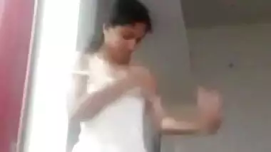 Sexy Tamil college chicks love to strip
