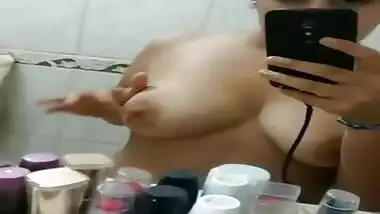 Girl films Desi XXX video where she touches tits in front of a mirror
