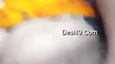 Indian aunty tries not to show face not to be recognized in XXX video