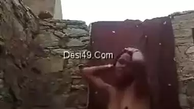 Offensive babe washes her XXX body outdoors being filmed by Desi man