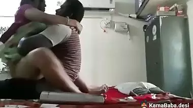 Dehati sex of Maharashtrian lady riding on her lover’s dick