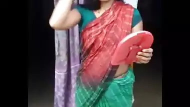Hot desi housewife bhabhi samhaal kumari navel expose in saree