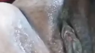 Chunky Desi wife cums hard when teasing her XXX twat on the camera