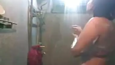 Indian latest Bangla Beauty Aunty Captured Her Bath Video for Lover - SlutLoad ™