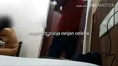 Slutty Desi girl asks delivery guy to take nude XXX pics of hers