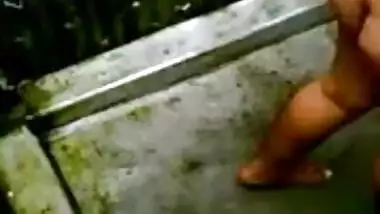 Indian caught porn! Desi babe bathing outdoors MMS XXX video out