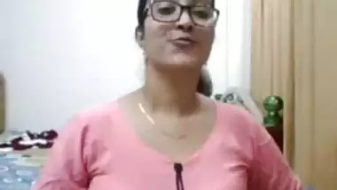 Horny paki babe on cam hot tits and ass show