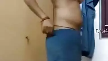 Likable XXX Indian girl knows that her body is sexy and easily shows it