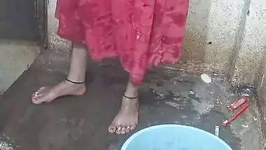 Mature desi aunty bathing video viral MMS shared online