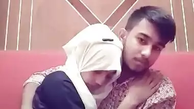 Cute Desi gf Kissing And Smooching(Look At her expressions)