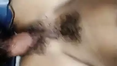 Desi guy fucks his GF’s hairy pussy in the local sex video