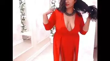 Luxurious Desi woman with awesome XXX curves nicely moves on webcam