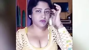 Desi aunty showing cleavage on live cam